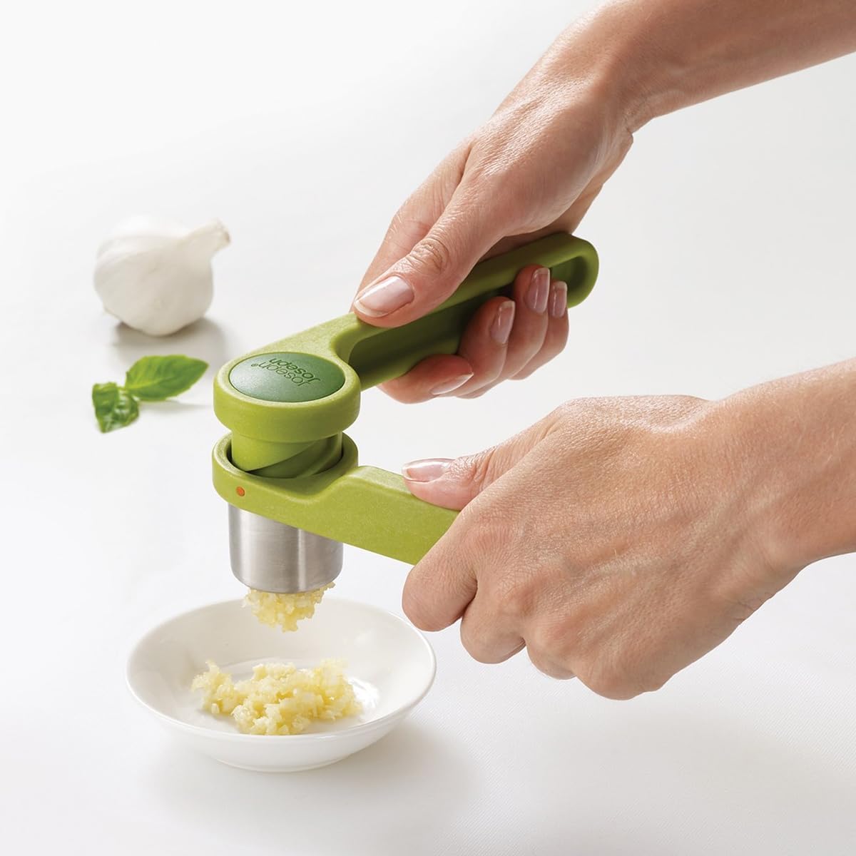 Joseph Joseph Helix Garlic Press Mincer Ergonomic Twist-Action Hand Juicer, Stainless Steel
