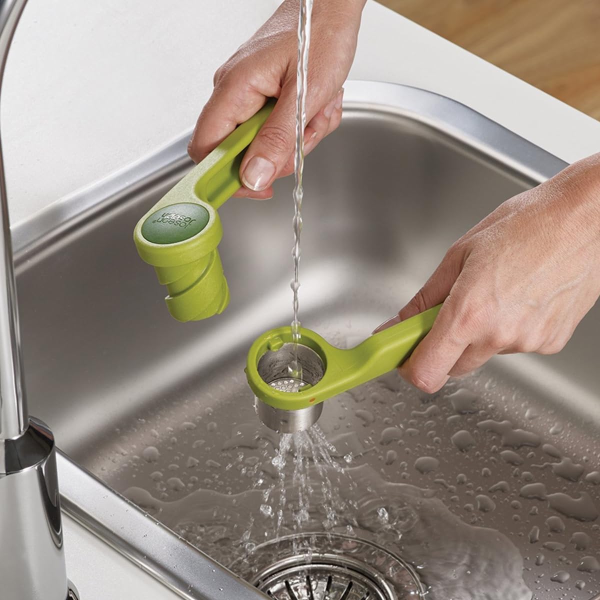 Joseph Joseph Helix Garlic Press Mincer Ergonomic Twist-Action Hand Juicer, Stainless Steel